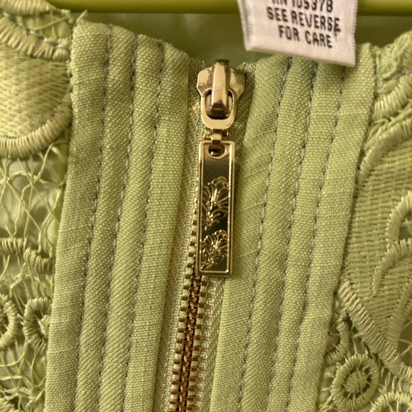 Elegant Green Blazer with Floral Lace Overlay - Picture 4 of 6